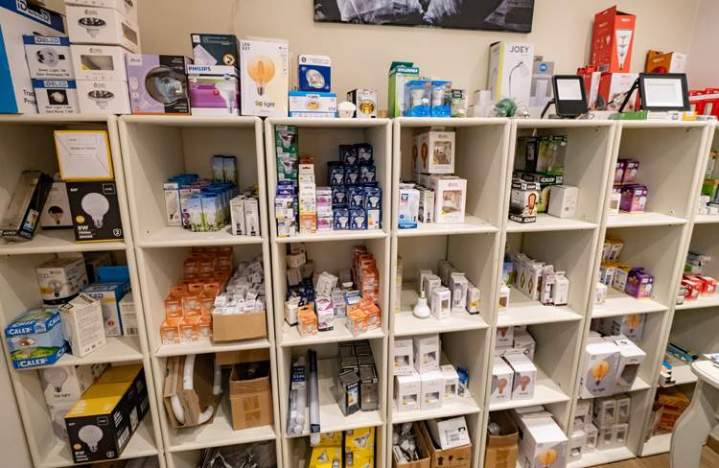 Etagères boîtes d'ampoules et luminaires Neuilly-sur-Seine