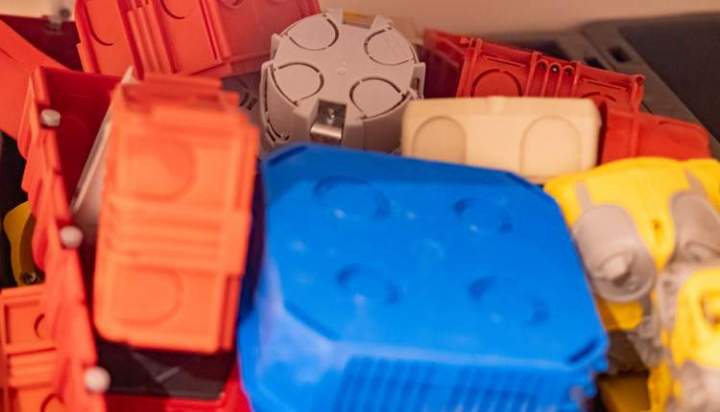 Boîtes d'encastrement électriques en plastique coloré Neuilly-sur-Seine
