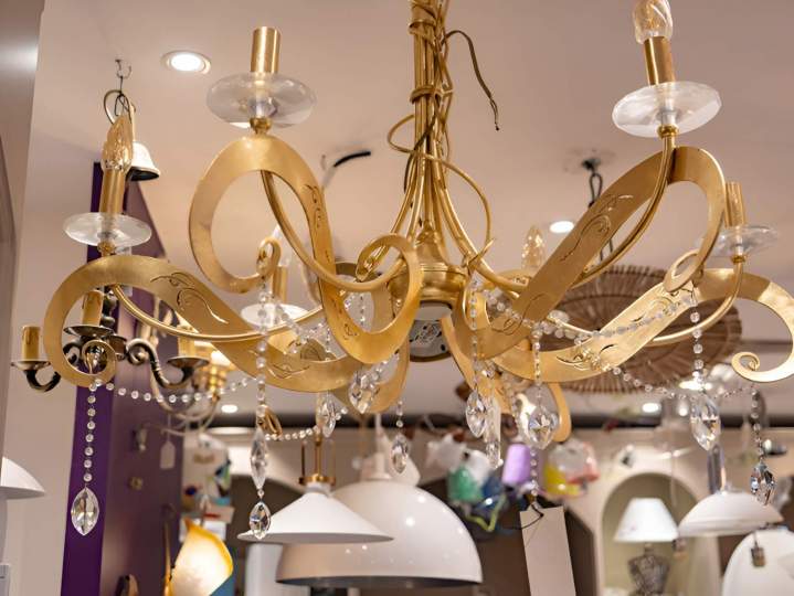 Lustre en métal doré mat Neuilly-sur-Seine